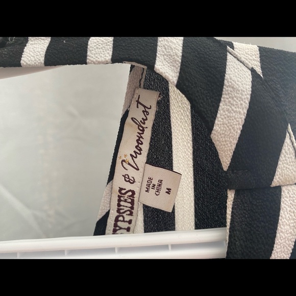 Size medium jumpsuit. Barely worn, light material - Picture 3 of 3